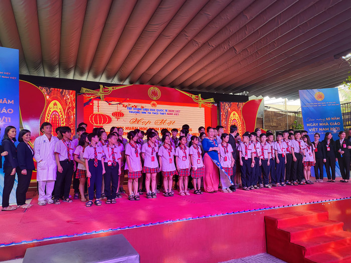 Học sinh dân tộc, đến từ vùng biển đảo họp mặt trước khi về nghỉ Tết tại Trường tiểu học – trung học cơ sở - trung học phổ thông Nam Việt. (Ảnh: P.L) Học sinh dân tộc, đến từ vùng biển đảo họp mặt trước khi về nghỉ Tết tại Trường tiểu học – trung học cơ sở - trung học phổ thông Nam Việt. (Ảnh: P.L)