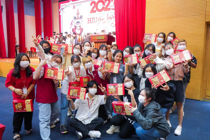 Sinh viên của HIU và hộp quà hạnh phúc dịp Tết đến, xuân về. (Ảnh: NTCC) Sinh viên của HIU và hộp quà hạnh phúc dịp Tết đến, xuân về. (Ảnh: NTCC)