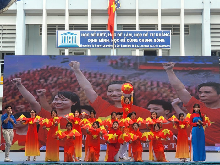 Một tiết mục biểu diễn văn nghệ khai mạc hội trại ở Trường Võ Trường Toản (ảnh: HTM)