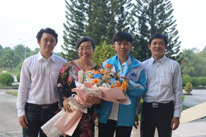 Gia đình em Phạm Hoàng Sơn rất vui mừng với thành tích huy chương Bạc Olympic Toán quốc tế. (Ảnh: NVCC) Gia đình em Phạm Hoàng Sơn rất vui mừng với thành tích huy chương Bạc Olympic Toán quốc tế. (Ảnh: NVCC)