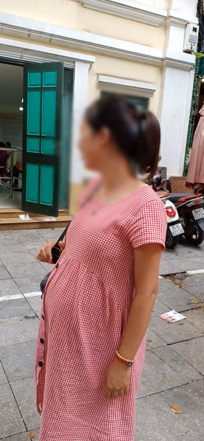 Cô V.T. bụng bầu 8 tháng cũng lên Hà Nội kiến nghị (Ảnh:V.N)