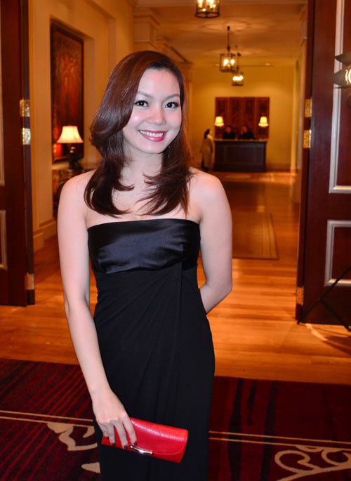 Ca sỹ Ngọc Anh trả lời trong 1 bài phỏng vấn: "Con gái giờ là niềm hạnh phúc lớn nhất của tôi và tôi thường giáo dục cháu không được "trang bị" cho mình tính ích kỷ. Thông thường, con cái nhìn thấy mẹ có người đàn ông khác bao giờ cũng không chấp nhận. Tôi nhìn thấy tình yêu của mình qua mắt con. Đó là khi con có quý người đàn ông nào đấy, tôi phải hiểu xem tại sao nó lại quý. Đôi khi tình yêu của người mẹ phải thông qua tình yêu của người con trước. Không bao giờ tôi đánh đổi tình cảm mẹ con vì một người đàn ông. Ai mà có ý định muốn chiếm hữu tôi và không quan tâm đến con gái tôi thì tôi cho ra đi sớm". (Theo Zing) Ca sỹ Ngọc Anh trả lời trong 1 bài phỏng vấn: "Con gái giờ là niềm hạnh phúc lớn nhất của tôi và tôi thường giáo dục cháu không được "trang bị" cho mình tính ích kỷ. Thông thường, con cái nhìn thấy mẹ có người đàn ông khác bao giờ cũng không chấp nhận. Tôi nhìn thấy tình yêu của mình qua mắt con. Đó là khi con có quý người đàn ông nào đấy, tôi phải hiểu xem tại sao nó lại quý. Đôi khi tình yêu của người mẹ phải thông qua tình yêu của người con trước. Không bao giờ tôi đánh đổi tình cảm mẹ con vì một người đàn ông. Ai mà có ý định muốn chiếm hữu tôi và không quan tâm đến con gái tôi thì tôi cho ra đi sớm". (Theo Zing)