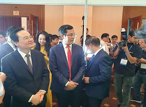 Giáo sư Phùng Xuân Nhạ và Thứ trưởng Nguyễn Văn Phúc tham quan một gian hàng trong triển lãm (ảnh: P.L) Giáo sư Phùng Xuân Nhạ và Thứ trưởng Nguyễn Văn Phúc tham quan một gian hàng trong triển lãm (ảnh: P.L)