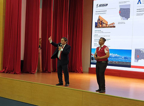 Phó Giáo sư Hồ Thanh Phong - Hiệu trưởng trực tiếp trả lời các câu hỏi của học sinh lớp 12 (ảnh: P.L) Phó Giáo sư Hồ Thanh Phong - Hiệu trưởng trực tiếp trả lời các câu hỏi của học sinh lớp 12 (ảnh: P.L)