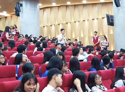 Học sinh lớp 12 đặt câu hỏi về ngành đào tạo của Trường Đại học quốc tế Hồng Bàng (ảnh: P.L)