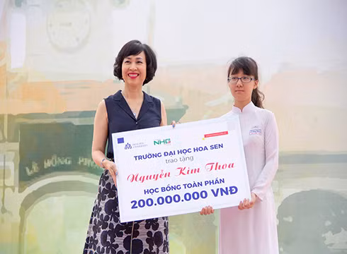 Giáo sư Mai Hồng Quỳ, Hiệu trưởng Trường Đại học Hoa Sen trao học bổng cho nữ sinh Thoa (ảnh: HSU) Giáo sư Mai Hồng Quỳ, Hiệu trưởng Trường Đại học Hoa Sen trao học bổng cho nữ sinh Thoa (ảnh: HSU)