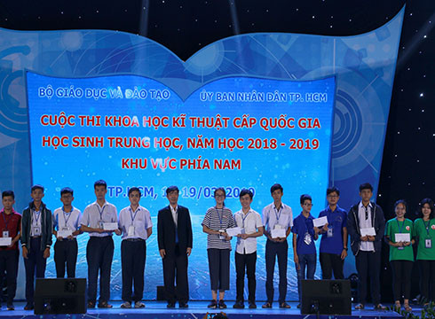 Phó Giáo sư Thái Bá Cần trao tặng tài trợ cho Hội thi Khoa học kỹ thuật cấp quốc gia (ảnh: NHG) Phó Giáo sư Thái Bá Cần trao tặng tài trợ cho Hội thi Khoa học kỹ thuật cấp quốc gia (ảnh: NHG)