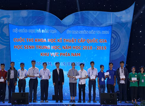 Phó Giáo sư Thái Bá Cần trao tặng tài trợ cho Hội thi Khoa học kỹ thuật cấp quốc gia (ảnh: NHG)