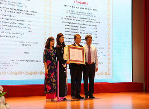 Lãnh đạo Trường Đại học Quốc tế Hồng Bàng nhận quyết định công nhận kiểm định chất lượng giáo dục (ảnh: HIU) Lãnh đạo Trường Đại học Quốc tế Hồng Bàng nhận quyết định công nhận kiểm định chất lượng giáo dục (ảnh: HIU)