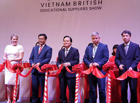 Bộ trưởng Phùng Xuân Nhạ cắt băng khai mạc Triển lãm Công nghệ giáo dục quốc tế (ảnh: P.L) Bộ trưởng Phùng Xuân Nhạ cắt băng khai mạc Triển lãm Công nghệ giáo dục quốc tế (ảnh: P.L)