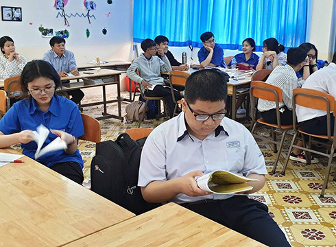 Học sinh chăm chú khi các bạn của mình đứng trên bục giảng bài giống thầy cô giáo (ảnh: P.L)