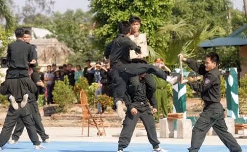 Tạm đình chỉ công tác 2 Cảnh sát cơ động “thúc gối” vào bụng học sinh ảnh 2