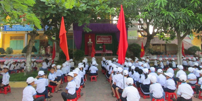 Sau cánh cổng nhiều trường mối quan hệ thầy - trò, phụ huynh - nhà trường có bình đẳng? (Ảnh:V.N) Sau cánh cổng nhiều trường mối quan hệ thầy - trò, phụ huynh - nhà trường có bình đẳng? (Ảnh:V.N)