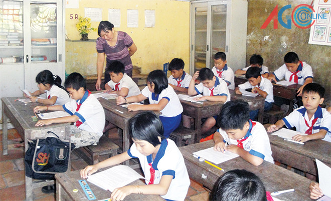 Giáo viên khổ sở đi rút tiền, chỉ ngân hàng là được lợi ảnh 2 Giáo viên khổ sở đi rút tiền, chỉ ngân hàng là được lợi ảnh 2