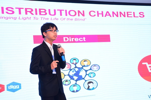 Một thí sinh tự tin thuyết trình ý tưởng khởi nghiệp của mình.