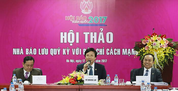 Các đồng chí: Hồ Quang Lợi - Phó Chủ tịch Thường trực Hội Nhà báo Việt Nam; Nguyễn Bé - Phó Chủ tịch Hội Nhà báo Việt Nam; Trần Bá Dung - Ủy viên Ban Thường vụ, Trưởng Ban Nghiệp vụ (Hội Nhà báo Việt Nam) đồng chủ tọa Hội thảo. Các đồng chí: Hồ Quang Lợi - Phó Chủ tịch Thường trực Hội Nhà báo Việt Nam; Nguyễn Bé - Phó Chủ tịch Hội Nhà báo Việt Nam; Trần Bá Dung - Ủy viên Ban Thường vụ, Trưởng Ban Nghiệp vụ (Hội Nhà báo Việt Nam) đồng chủ tọa Hội thảo.