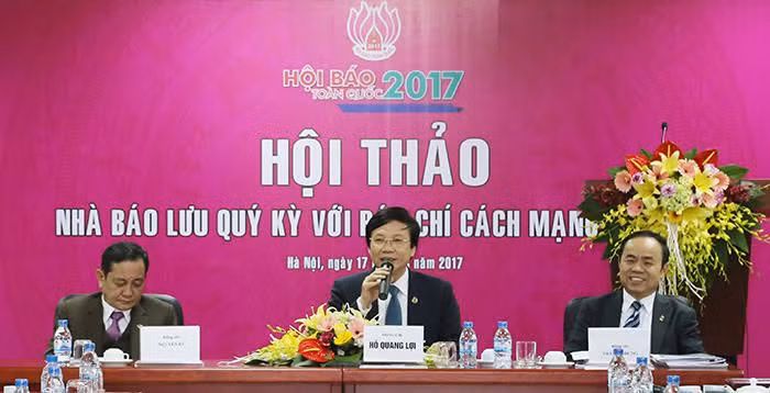 Các đồng chí: Hồ Quang Lợi - Phó Chủ tịch Thường trực Hội Nhà báo Việt Nam; Nguyễn Bé - Phó Chủ tịch Hội Nhà báo Việt Nam; Trần Bá Dung - Ủy viên Ban Thường vụ, Trưởng Ban Nghiệp vụ (Hội Nhà báo Việt Nam) đồng chủ tọa Hội thảo. Các đồng chí: Hồ Quang Lợi - Phó Chủ tịch Thường trực Hội Nhà báo Việt Nam; Nguyễn Bé - Phó Chủ tịch Hội Nhà báo Việt Nam; Trần Bá Dung - Ủy viên Ban Thường vụ, Trưởng Ban Nghiệp vụ (Hội Nhà báo Việt Nam) đồng chủ tọa Hội thảo.