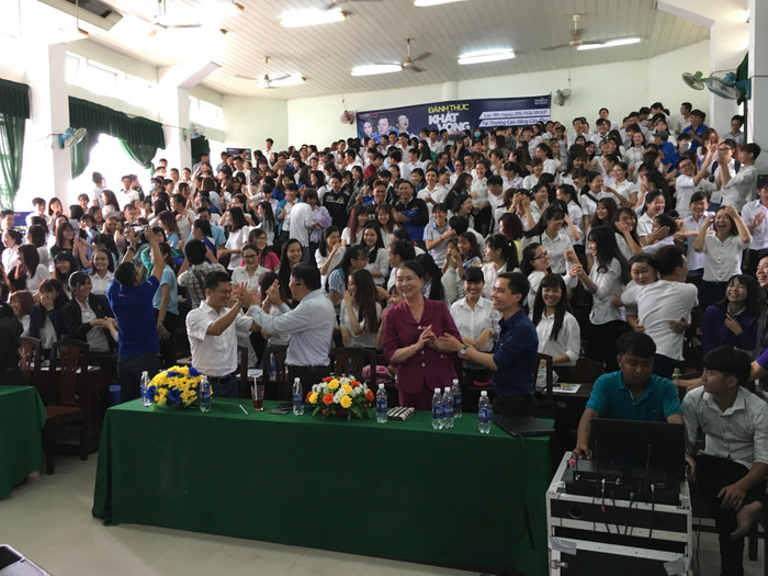 Các bạn sinh viên hưởng ứng rất nhiệt tình với những tràng vỗ tay không dứt.