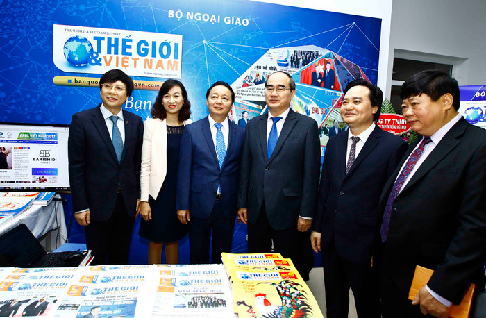 Đồng chí Nguyễn Thiện Nhân cùng lãnh đạo các bộ, ngành, hội nhà báo, cơ quan báo chí tham quan gian trưng bày ấn phẩm của các cơ quan báo chí tại Hội báo toàn quốc 2017. Ảnh XT