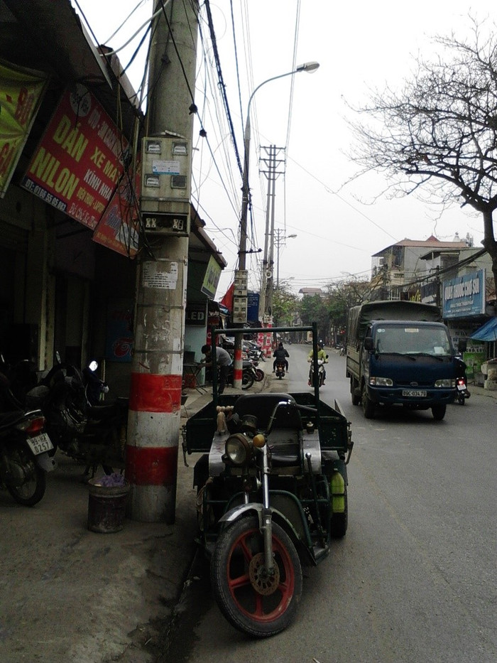 Cột điện cao thế UBND Hà Nội cho phép trồng trên vỉa hè cách đây không lâu (ảnh tác giả) Cột điện cao thế UBND Hà Nội cho phép trồng trên vỉa hè cách đây không lâu (ảnh tác giả)