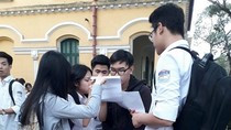 Thí sinh thảo luận sau khi hoàn thành bài thi chiều 21/3 tại Trường Trung học phổ thông Chu Văn An. (Ảnh: Thùy Linh) Thí sinh thảo luận sau khi hoàn thành bài thi chiều 21/3 tại Trường Trung học phổ thông Chu Văn An. (Ảnh: Thùy Linh)