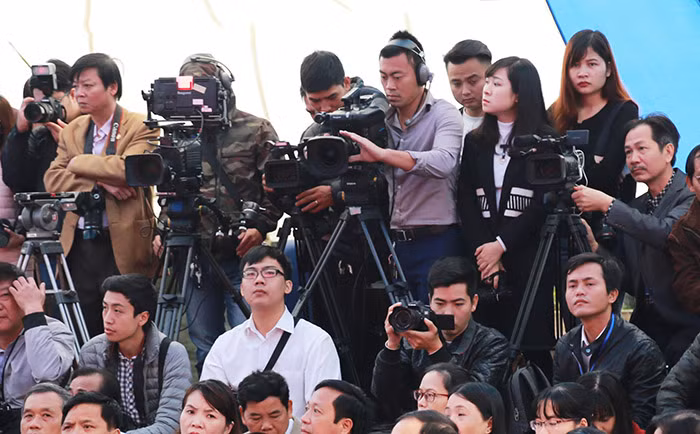 Người làm báo – bên cạnh cái đầu “lạnh” vẫn phải giữ được một trái tim “nóng” (Ảnh phóng viên tác nghiệp tại Hội báo Toàn quốc 2017)