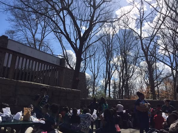 Học sinh khối lớp 2 của cô Hồng đi tham quan trung tâm Khoa học của Bảo tàng Fernbank.