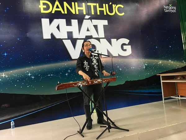 Hà Chương khuấy động cảm xúc với tiếng đàn, giọng hát truyền cảm.