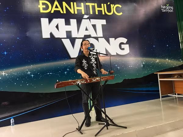 Hà Chương khuấy động cảm xúc với tiếng đàn, giọng hát truyền cảm.