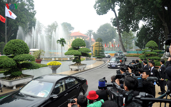 Đúng 10h10' sáng nay (1/3) Lễ đón chính thức Nhà vua Nhật Bản và Hoàng hậu được tổ chức trọng thể tại Phủ Chủ tịch. Đúng 10h10' sáng nay (1/3) Lễ đón chính thức Nhà vua Nhật Bản và Hoàng hậu được tổ chức trọng thể tại Phủ Chủ tịch.