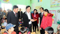 Bộ trưởng Phùng Xuân Nhạ gặp gỡ, trò chuyện với các thầy cô giáo và học sinh tại Lạng Sơn.