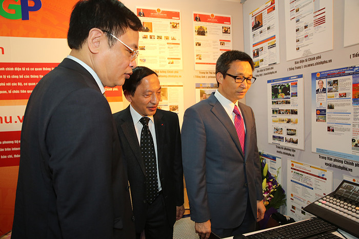 Phó Thủ tướng Vũ Đức Đam thăm gian trưng bày của Cổng Thông tin điện tử Chính phủ, Báo điện tử Chính phủ. Ảnh: VGP/Đình Nam