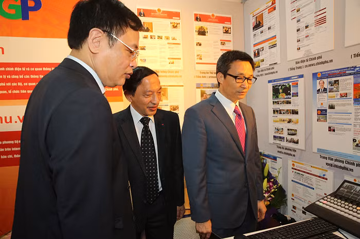 Phó Thủ tướng Vũ Đức Đam thăm gian trưng bày của Cổng Thông tin điện tử Chính phủ, Báo điện tử Chính phủ. Ảnh: VGP/Đình Nam Phó Thủ tướng Vũ Đức Đam thăm gian trưng bày của Cổng Thông tin điện tử Chính phủ, Báo điện tử Chính phủ. Ảnh: VGP/Đình Nam