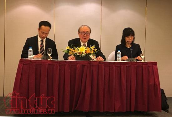 Thư ký Báo chí của Nhà vua Nhật Bản ông Hatsuhisa Takashima (giữa) phát biểu tại buổi họp báo. Thư ký Báo chí của Nhà vua Nhật Bản ông Hatsuhisa Takashima (giữa) phát biểu tại buổi họp báo.