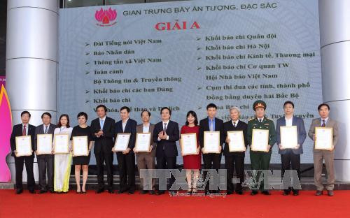 Bộ trưởng Bộ Giáo dục và Đào tạo Phùng Xuân Nhạ và Chủ nhiệm Văn phòng Quốc hội Nguyễn Hạnh Phúc trao Giải A cho các đơn vị có gian trưng bày ấn tượng, đặc sắc. Ảnh: Doãn Tấn/TTXVN