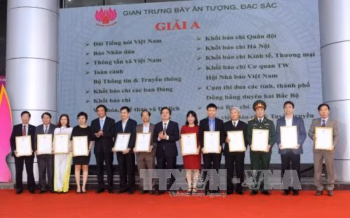 Bộ trưởng Bộ Giáo dục và Đào tạo Phùng Xuân Nhạ và Chủ nhiệm Văn phòng Quốc hội Nguyễn Hạnh Phúc trao Giải A cho các đơn vị có gian trưng bày ấn tượng, đặc sắc. Ảnh: Doãn Tấn/TTXVN