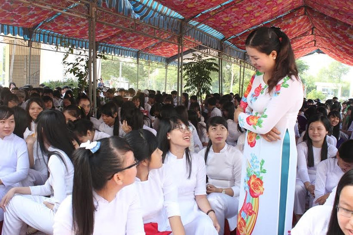 Giáo viên cũng cần gần gũi với học trò hơn. Giáo viên cũng cần gần gũi với học trò hơn.
