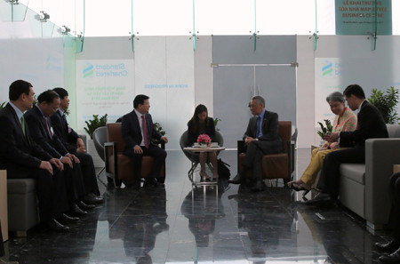 Thủ tướng Lý Hiển Long và Phó Thủ tướng Trịnh Đình Dũng thống nhất cho rằng hợp tác kinh tế, thương mại, đầu tư luôn là điểm sáng trong quan hệ hợp tác song phương. Ảnh: VGP/Xuân Tuyến Thủ tướng Lý Hiển Long và Phó Thủ tướng Trịnh Đình Dũng thống nhất cho rằng hợp tác kinh tế, thương mại, đầu tư luôn là điểm sáng trong quan hệ hợp tác song phương. Ảnh: VGP/Xuân Tuyến