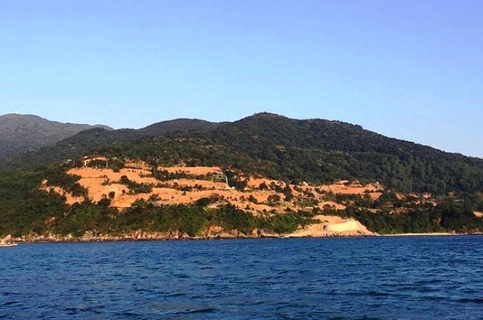 Khu vực phía dưới bán đảo Sơn Trà đang xây dựng thành khu du lịch. Khu vực phía dưới bán đảo Sơn Trà đang xây dựng thành khu du lịch.