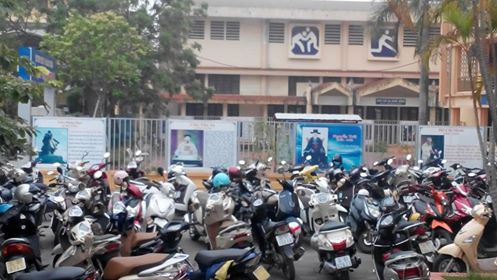 Mỗi khi có khách, xe cộ thật ngổn ngang trước các tấm hình danh nhân. (Ảnh tác giả cung cấp) Mỗi khi có khách, xe cộ thật ngổn ngang trước các tấm hình danh nhân. (Ảnh tác giả cung cấp)