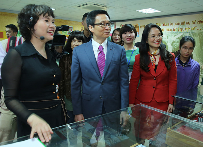 Phó Thủ tướng Vũ Đức Đam thăm Triển lãm &quot;Báo chí Việt Nam-Một thế kỷ đề tài nữ-tác giả nữ”. Ảnh: VGP/Đình Nam