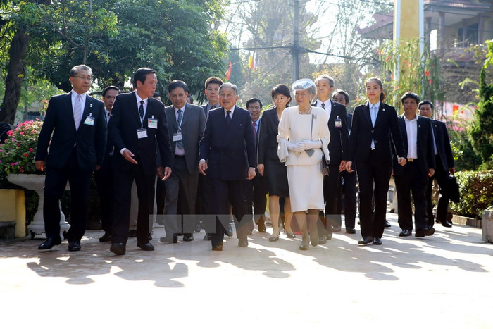 Nhà vua Nhật Bản Akihito và Hoàng hậu Michiko với các đại biểu tại Nhà lưu niệm Phan Bội Châu, số 15 đường Phan Bội Châu, phường Trường An, thành phố Huế. (Ảnh: Hồ Cầu/TTXVN) Nhà vua Nhật Bản Akihito và Hoàng hậu Michiko với các đại biểu tại Nhà lưu niệm Phan Bội Châu, số 15 đường Phan Bội Châu, phường Trường An, thành phố Huế. (Ảnh: Hồ Cầu/TTXVN)