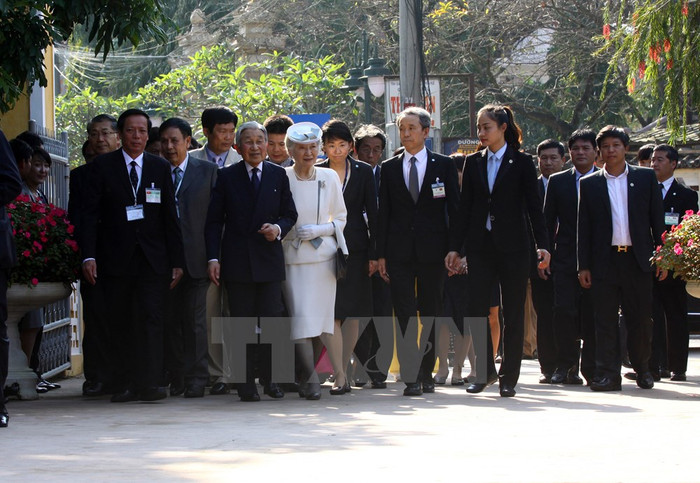 Nhà vua Nhật Bản Akihito và Hoàng hậu Michiko với các đại biểu tại Nhà lưu niệm Phan Bội Châu, số 15 đường Phan Bội Châu, phường Trường An, thành phố Huế. (Ảnh: Hồ Cầu/TTXVN) Nhà vua Nhật Bản Akihito và Hoàng hậu Michiko với các đại biểu tại Nhà lưu niệm Phan Bội Châu, số 15 đường Phan Bội Châu, phường Trường An, thành phố Huế. (Ảnh: Hồ Cầu/TTXVN)