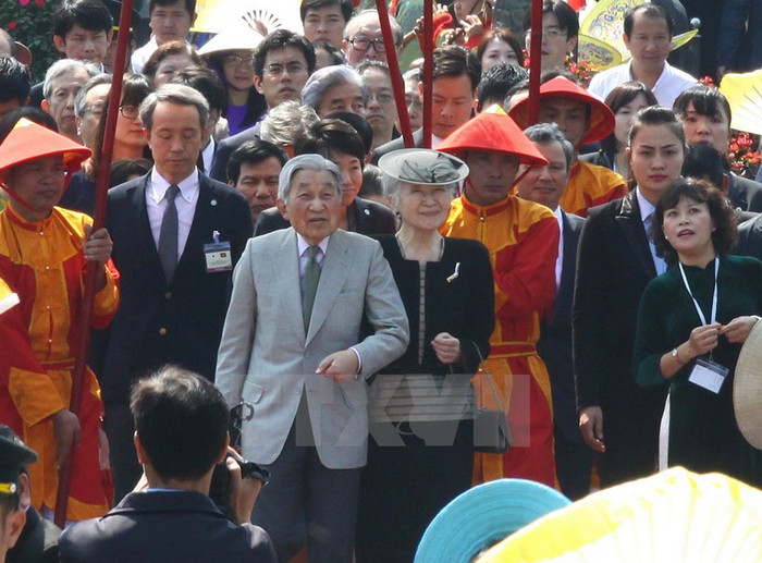Nhà vua Nhật Bản Akihito và Hoàng hậu Michiko thăm Đại nội Huế. (Ảnh: Hồ Cầu/TTXVN) Nhà vua Nhật Bản Akihito và Hoàng hậu Michiko thăm Đại nội Huế. (Ảnh: Hồ Cầu/TTXVN)