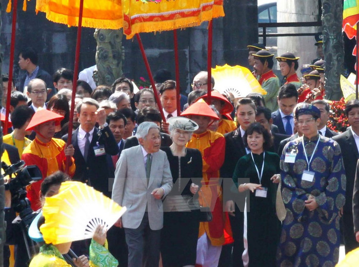 Nhà vua Nhật Bản Akihito và Hoàng hậu Michiko thăm Đại nội Huế. (Ảnh: Hồ Cầu/TTXVN) Nhà vua Nhật Bản Akihito và Hoàng hậu Michiko thăm Đại nội Huế. (Ảnh: Hồ Cầu/TTXVN)