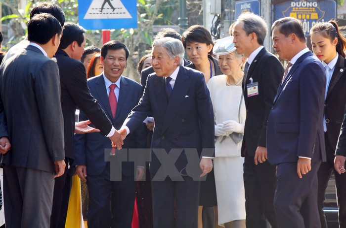 Nhà vua Nhật Bản Akihito và Hoàng hậu Michiko với các đại biểu tại Nhà lưu niệm Phan Bội Châu, số 15 đường Phan Bội Châu, phường Trường An, thành phố Huế. (Ảnh: Hồ Cầu/TTXVN) Nhà vua Nhật Bản Akihito và Hoàng hậu Michiko với các đại biểu tại Nhà lưu niệm Phan Bội Châu, số 15 đường Phan Bội Châu, phường Trường An, thành phố Huế. (Ảnh: Hồ Cầu/TTXVN)