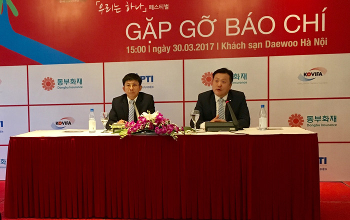 Đại diện Ban tổ chức ông Bùi Xuân Thu và ông Kim Kang Wook thông báo về Lễ hội Việt Nam – Hàn Quốc “Chúng ta là một”. (Ảnh: Vương Thủy) Đại diện Ban tổ chức ông Bùi Xuân Thu và ông Kim Kang Wook thông báo về Lễ hội Việt Nam – Hàn Quốc “Chúng ta là một”. (Ảnh: Vương Thủy)