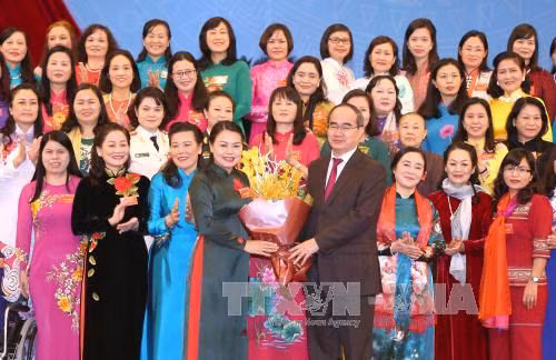 Chủ tịch Ủy ban Trung ương Mặt trận Tổ quốc Việt Nam tặng hoa chúc mừng Ban Chấp hành Trung ương Hội Liên hiệp Phụ nữ Việt Nam khóa XII, nhiệm kỳ 2017-2022. Ảnh: TTXVN