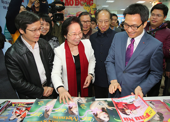 Nguyên Phó Chủ tịch nước Nguyễn Thị Doan, Phó Thủ tướng Vũ Đức Đam thăm Hội Báo. Ảnh: VGP/Đình Nam