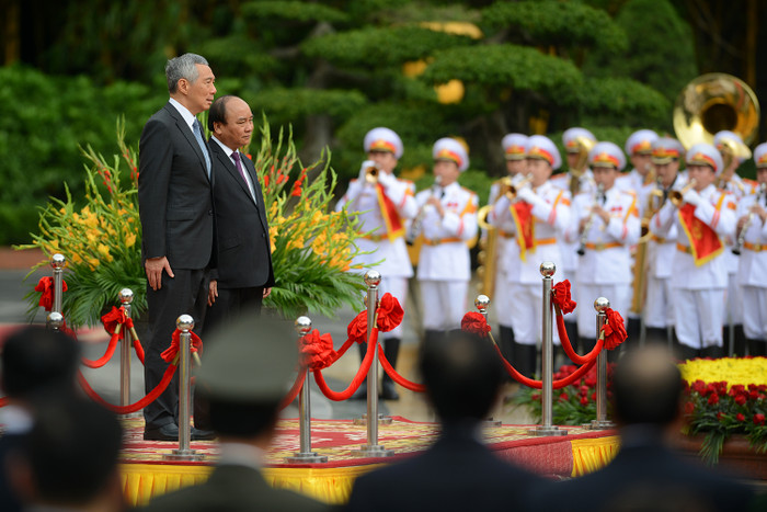 Thủ tướng Nguyễn Xuân Phúc và Thủ tướng Singapore Lý Hiển Long tại lễ đón chính thức. Ảnh: VGP/Quang Hiếu Thủ tướng Nguyễn Xuân Phúc và Thủ tướng Singapore Lý Hiển Long tại lễ đón chính thức. Ảnh: VGP/Quang Hiếu